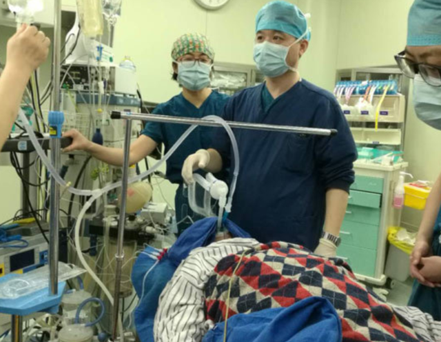 "      由于患者李先生两侧肺蛋白沉积严重,唯一的解决方法就是洗肺