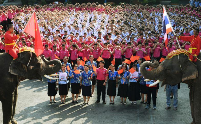 泰国学生为中国打气(图源:路透社)