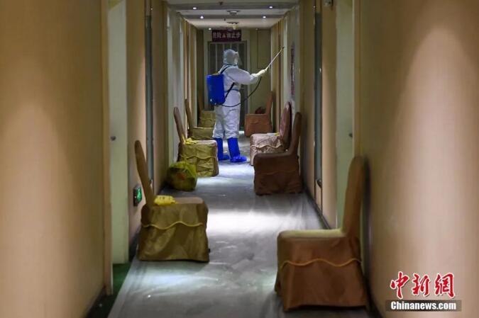 山西太原一隔离定点酒店房间内，33岁的护士冯丕文进行楼层消毒。<a target='_blank'  data-cke-saved-href='http://www.chinanews.com/' href='http://www.chinanews.com/'>中新社</a>记者武俊杰 摄