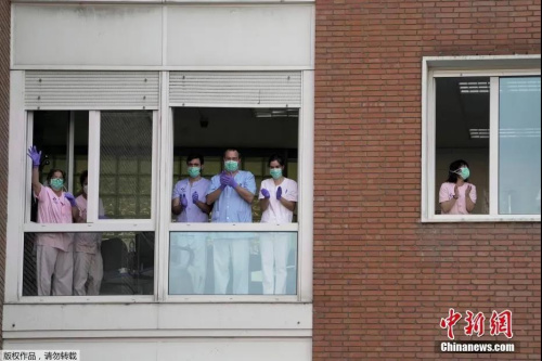 当地时间4月15日,西班牙巴塞罗那,在新冠肺炎疫情期间,健康工作者在阳台和窗户前向市民表示支持。 当地时间4月15日,西班牙巴塞罗那,在新冠肺炎疫情期间,健康工作者在阳台和窗户前向市民表示支持。