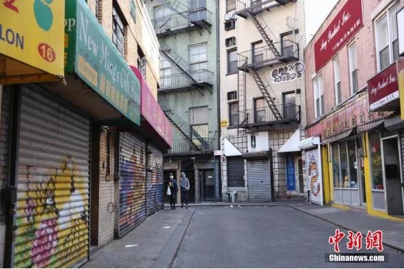 受新冠肺炎疫情影响,平日喧嚣的纽约曼哈顿唐人街商铺大门紧闭,行人稀少。(<a target='_blank' data-cke-saved-href='http://www.chinanews.com/' href='http://www.chinanews.com/'>中新社</a>记者 廖攀 摄) 受新冠肺炎疫情影响,平日喧嚣的纽约曼哈顿唐人街商铺大门紧闭,行人稀少。(<a target='_blank' data-cke-saved-href='http://www.chinanews.com/' href='http://www.chinanews.com/'>中新社</a>记者 廖攀 摄)