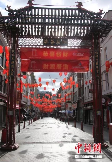 图为伦敦旅游地标、平日人头攒动的“唐人街”关门闭户,街上空无一人。(<a target='_blank' data-cke-saved-href='http://www.chinanews.com/' href='http://www.chinanews.com/'>中新社</a>记者 廖攀 摄) 图为伦敦旅游地标、平日人头攒动的“唐人街”关门闭户,街上空无一人。(<a target='_blank' data-cke-saved-href='http://www.chinanews.com/' href='http://www.chinanews.com/'>中新社</a>记者 廖攀 摄)