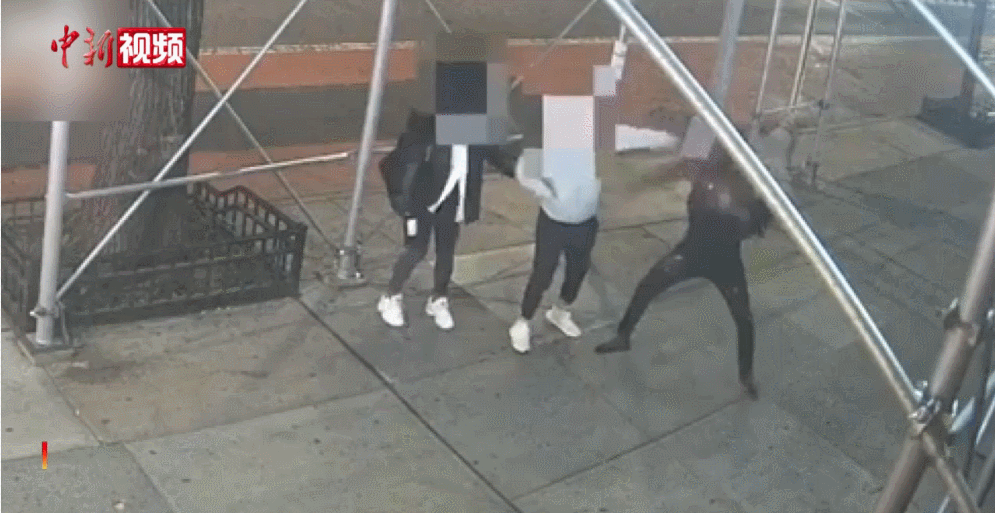 资料图：近日，美国纽约警方称一名女性游民被捕，她涉嫌在本月早些时候在曼哈顿中城“锤击”两名亚裔女性。截图自中新视频