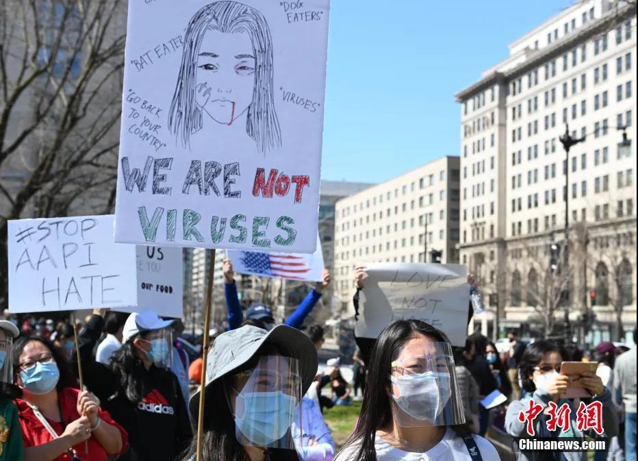 资料图：当地时间2021年3月21日，来自美国大华府地区的数百民众在首都华盛顿举行集会，抗议针对亚裔的仇恨和暴力行为。<a target='_blank'  data-cke-saved-href='http://www.chinanews.com/' href='http://www.chinanews.com/'>中新社</a>记者 陈孟统 摄