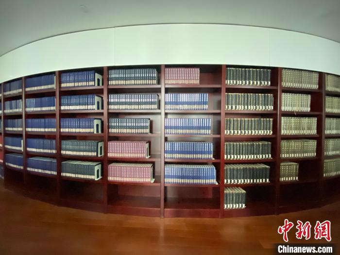 镇海培菊图书馆内的海疆、海岛、海防特色文献 李典 摄 镇海培菊图书馆内的海疆、海岛、海防特色文献 李典 摄