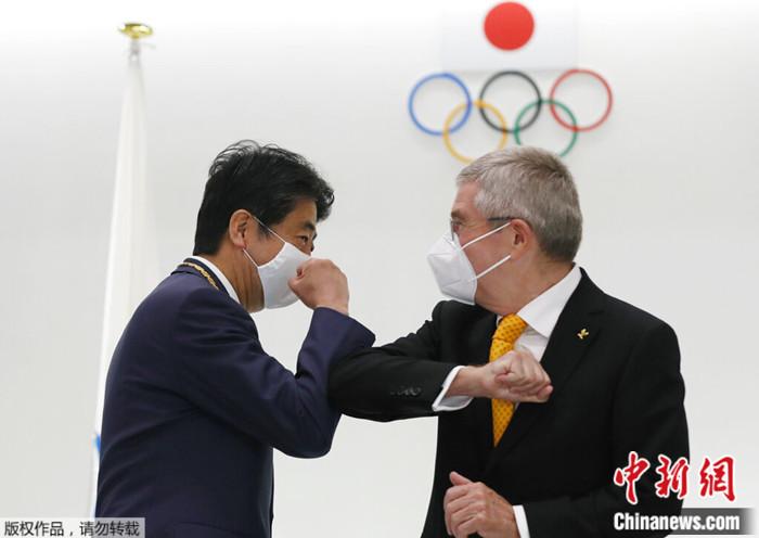 资料图:日本前首相安倍晋三(左)和国际奥委会主席托马斯·巴赫。 资料图:日本前首相安倍晋三(左)和国际奥委会主席托马斯·巴赫。