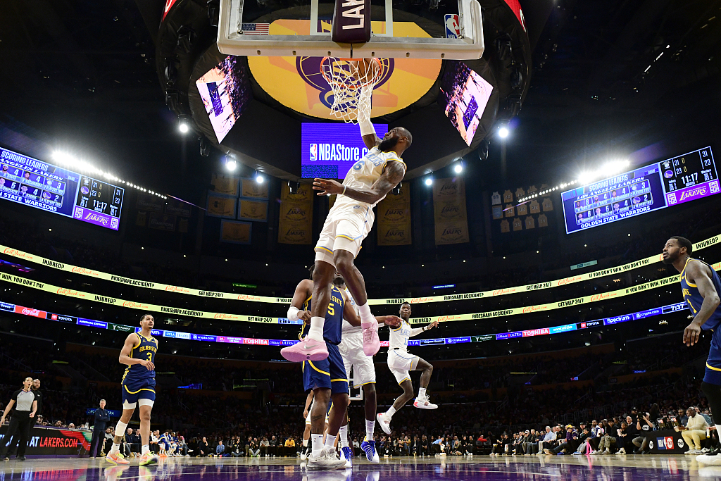 Lakers win without overloading James