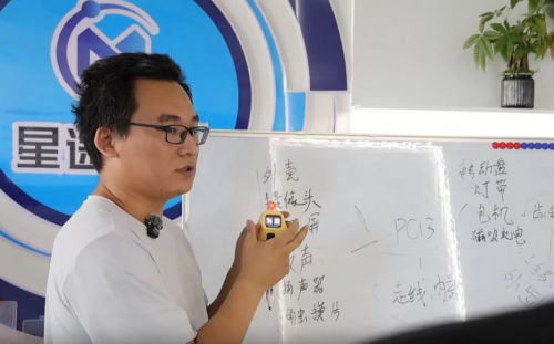桌面陪伴小型机器