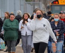 调查：多数美国年